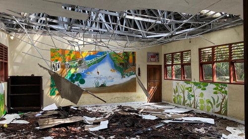 Bangunan SDN 5 Muncan yang mengalami kerusakan akibat tertimpa pohon tumbang, Sabtu (5/7/2025). (istimewa)