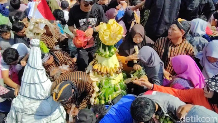 Sedekah di Waduk Cengklik Boyolali ramai dipadati warga, Sabtu (5/7/1015).