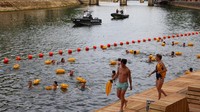 Warga terlihat menikmati suasana berbeda di sungai yang selama ini hanya boleh dilintasi kapal wisata atau sekadar dinikmati dari tepian. REUTERS/Abdul Saboor