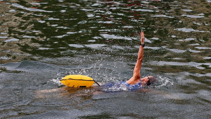 Setelah lebih dari satu abad tertutup untuk aktivitas mandi dan berenang, Sungai Seine di Paris akhirnya resmi dibuka kembali untuk pemandian umum pada Sabtu (5/7/2025). Ribuan warga antusias menyambut kesempatan berenang di jalur air bersejarah yang menjadi ikon ibu kota Prancis itu. REUTERS/Abdul Saboor