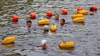 Ribuan warga antusias menyambut kesempatan berenang di jalur air bersejarah yang menjadi ikon ibu kota Prancis itu. REUTERS/Abdul Saboor