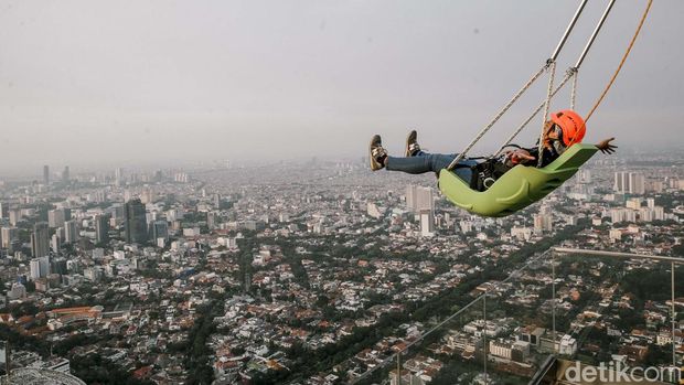 Sejumlah pengunjung tampak antusias menikmati panorama kota Jakarta dari ketinggian di 