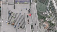 Dengan harga terjangkau, pengalaman ini menjadi alternatif menarik menikmati panorama ibu kota, mulai dari lantai observasi, sky garden hijau, glass floor yang mendebarkan, hingga ayunan ekstrem.