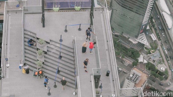 Sejumlah pengunjung tampak antusias menikmati panorama kota Jakarta dari ketinggian di “Up at Thamrin Nine”, Autograph Tower, Jakarta Pusat, Jumat (4/7/2024). Berada di ketinggian 385 meter, destinasi ini menawarkan pengalaman menakjubkan menikmati pemandangan 360 derajat Ibu Kota dari gedung pencakar langit tertinggi di Indonesia.