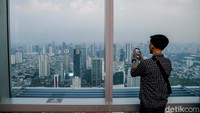 Waktu terbaik untuk berkunjung adalah saat peak hours, saat langit senja menciptakan pemandangan spektakuler Jakarta dari atas.