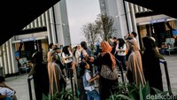 Mulai dari lantai 99 hingga lantai 109, para pengunjung dimanjakan lanskap metropolitan Jakarta yang memesona, terutama saat matahari terbenam.