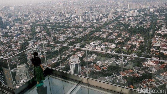 Sejumlah pengunjung tampak antusias menikmati panorama kota Jakarta dari ketinggian di “Up at Thamrin Nine”, Autograph Tower, Jakarta Pusat, Jumat (4/7/2024). Berada di ketinggian 385 meter, destinasi ini menawarkan pengalaman menakjubkan menikmati pemandangan 360 derajat Ibu Kota dari gedung pencakar langit tertinggi di Indonesia.