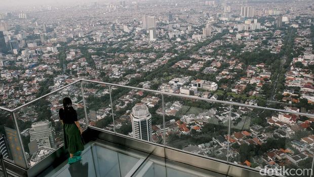 Sejumlah pengunjung tampak antusias menikmati panorama kota Jakarta dari ketinggian di 