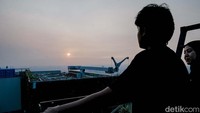 Momen sunset menjadi daya tarik tersendiri, di mana gedung-gedung tinggi dan jalanan sibuk Jakarta terlihat begitu megah dari ketinggian.