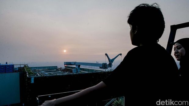 Sejumlah pengunjung tampak antusias menikmati panorama kota Jakarta dari ketinggian di 
