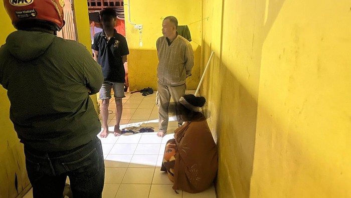 Sepasang sejoli diamankan Satpol PP saat kumpul kebo di dalam kamar kos.