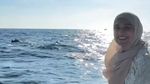 Shireen Sungkar Menangis Disambut Lumba-lumba di Laut Sabang