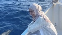 Sabang, Aceh, kamu cantik sekali. Sebahagia itu melihat lumba-lumba di habitatnya, sampai mewek. Indah sekali Indonesia ini ya Allah, allahummabariik, ungkap Shireen. Foto: dok. Instagram Shireen Sungkar