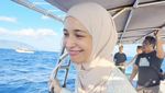 Shireen Sungkar Menangis Disambut Lumba-lumba di Laut Sabang
