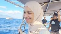 Shireen Sungkar pergi liburan ke Sabang, Aceh. Shireen menangis saat pergi ke laut dan disambut oleh lumba-lumba yang berenang di dekat kapalnya. Foto: dok. Instagram Shireen Sungkar