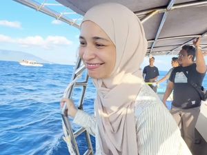 Shireen Sungkar Menangis Disambut Lumba-lumba di Laut Sabang