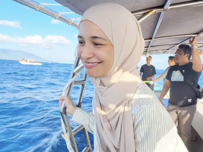 Shireen Sungkar Menangis Disambut Lumba-lumba di Laut Sabang