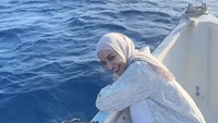 Ini adalah kampung halaman Teuku Wisnu. Shireen terus tersenyum bahagia melihat keindahan alam dan laut di Sabang. Foto: dok. Instagram Shireen Sungkar