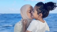 Shireen menikmati waktu bersama putrinya. Mereka bercanda dengan latar belakang pemandangan laut nan indah. Foto: dok. Instagram Shireen Sungkar