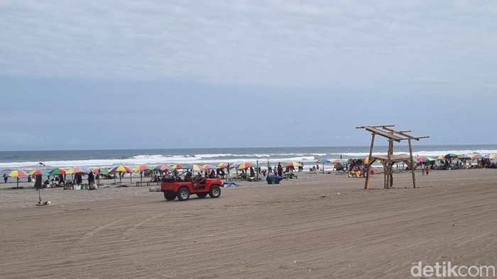 Suasana Pantai Parangtritis saat liburan sekolah, Sabtu (5/7/2025).