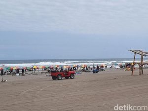 Libur Sekolah, Ribuan Wisatawan Jejali Pantai Parangtritis