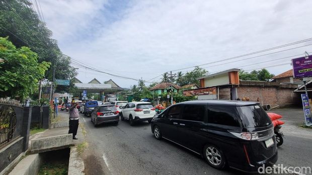 Suasana Pantai Parangtritis saat liburan sekolah, Sabtu (5/7/2025).