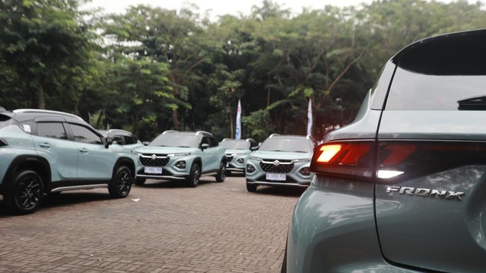 Suzuki Fronx diserahkan ke konsumen Indonesia