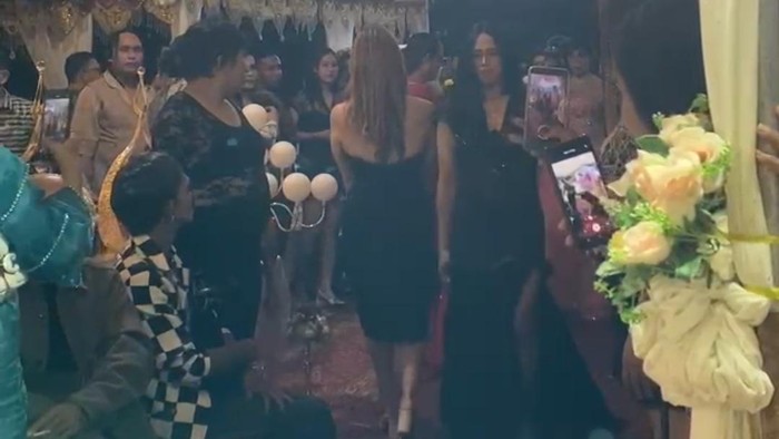 Tangkapan layar fashion show waria di acara pengantin di Maros.