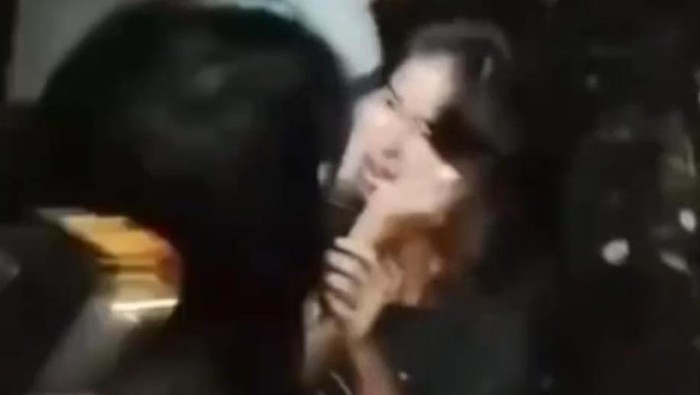 Tangkapan layar mahasiswi dikeroyok sejumlah wanita di Jalanan Makassar.