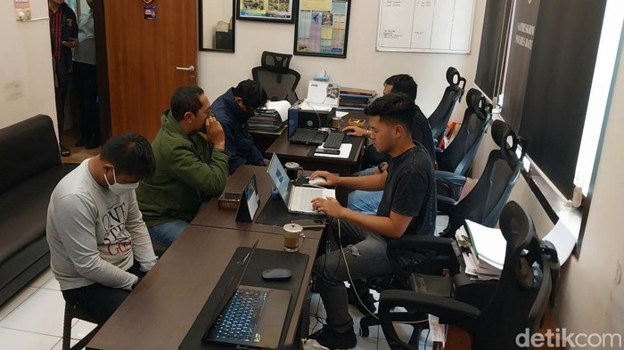 Tiga tersangka dimintai keterangan tim Reskrim Polres Batu.