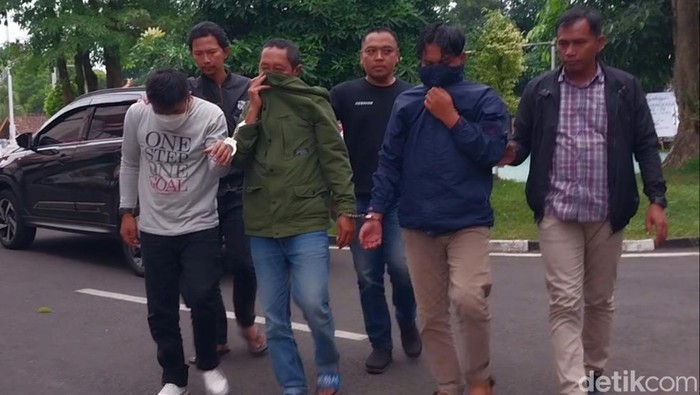Tiga tersangka pemerasan digiring tim Sat Reskrim Polres Batu.