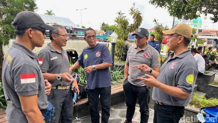 Tim Indonesia Diving Rescue Team (IDRT) saat melakukan koordinesi setiba di pelabuhan Ketapang Banyuwangi