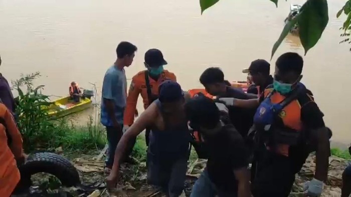Tim SAR mengevakuasi jasad remaja tenggelam di Sungai Batanghari, Muaro Jambi, Jambi