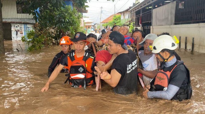 Tim SAR mengevakuasi warga yang terjebak banjir di Bantaeng.