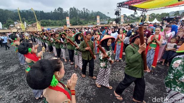 Warga membawa lodong berisikan air suci dalam ritual adat pengambilan Thuk Sikopyah di Desa Serang, Kecamatan Karangreja, Kabupaten Purbalingga, Sabtu (5/7/2025).