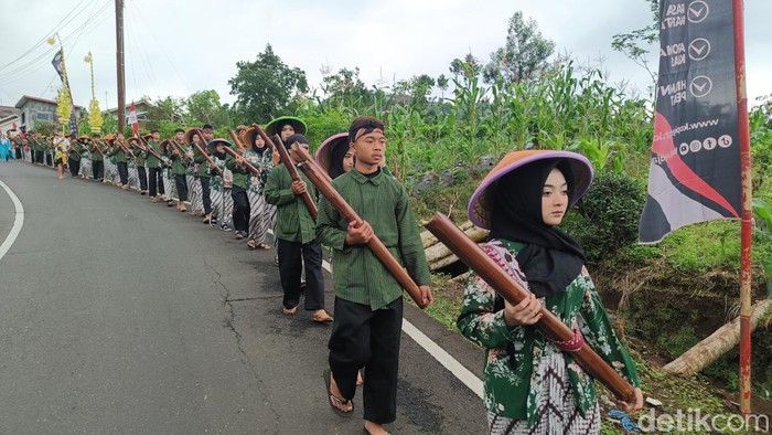 Warga membawa lodong berisikan air suci dalam ritual adat pengambilan Thuk Sikopyah di Desa Serang, Kecamatan Karangreja, Kabupaten Purbalingga, Sabtu (5/7/2025).