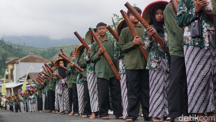 Warga membawa lodong berisikan air suci dalam ritual adat pengambilan Thuk Sikopyah di Desa Serang, Kecamatan Karangreja, Kabupaten Purbalingga, Sabtu (5/7/2025).