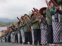 Uniknya Tradisi Ambil Air Suci Sikopyah Pakai Lodong di Serang Purbalingga