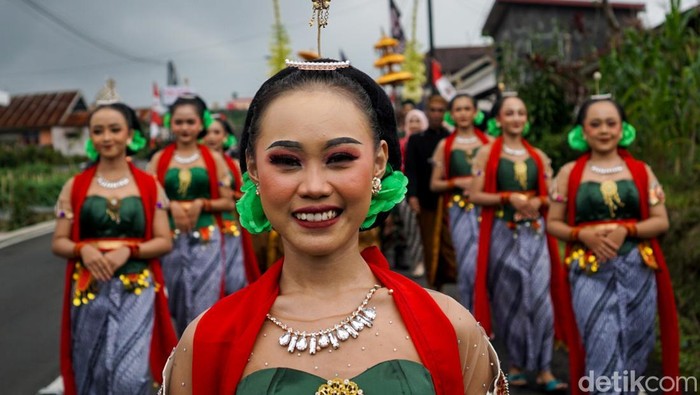 Tradisi Purbalingga Warga membawa lodong berisikan air suci dalam ritual adat pengambilan Thuk Sikopyah di Desa Serang, Kecamatan Karangreja, Kabupaten Purbalingga, Sabtu (5/7/2025).