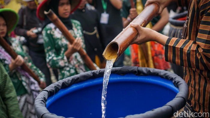 Tradisi Purbalingga Warga membawa lodong berisikan air suci dalam ritual adat pengambilan Thuk Sikopyah di Desa Serang, Kecamatan Karangreja, Kabupaten Purbalingga, Sabtu (5/7/2025).