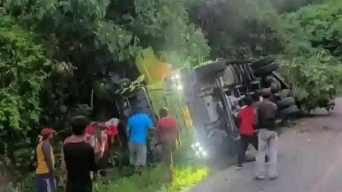 Truk yang dikemudikan emak-emak di Parimo mengalami kecelakaan.