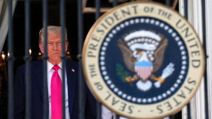Presiden Amerika Serikat Donald Trump secara resmi menandatangani paket undang-undang pengeluaran dan pajak yang luas, yang dikenal dengan nama “One Big Beautiful Bill Act,” di Gedung Putih, Jumat (4/7/2025).