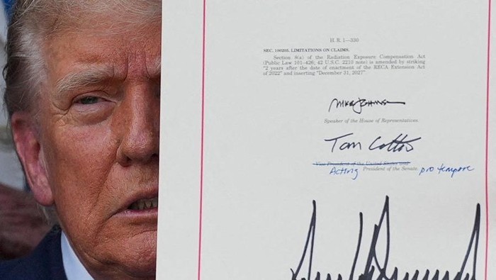 Presiden Amerika Serikat Donald Trump secara resmi menandatangani paket undang-undang pengeluaran dan pajak nan luas, nan dikenal dengan nama “One Big Beautiful Bill Act,” di Gedung Putih, Jumat (4/7/2025).