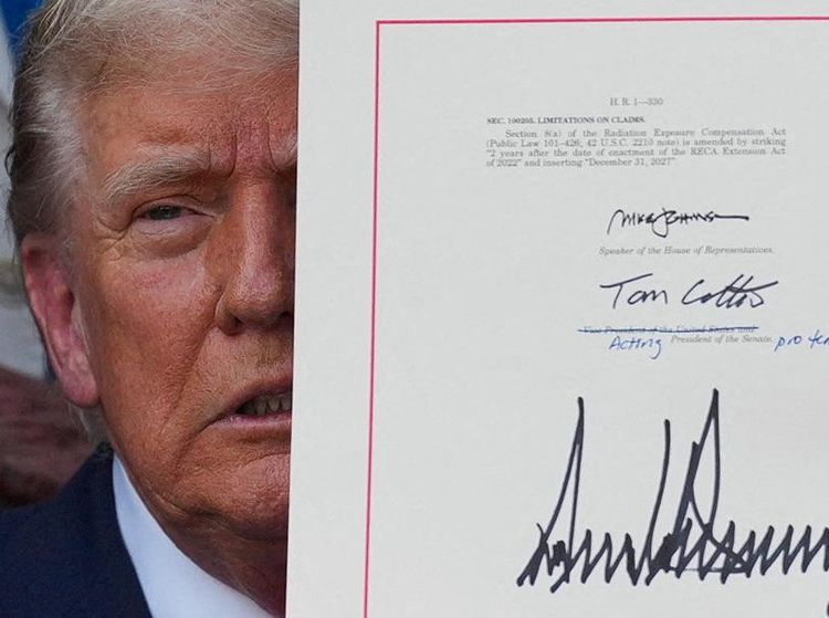 Trump Bahagia Usai Teken Undang-undang yang Tuai Kritik Pedas