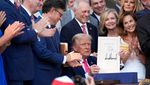 Trump Bahagia Usai Teken Undang-undang yang Tuai Kritik Pedas