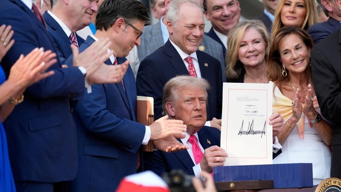 Presiden Amerika Serikat Donald Trump secara resmi menandatangani paket undang-undang pengeluaran dan pajak yang luas, yang dikenal dengan nama “One Big Beautiful Bill Act,” di Gedung Putih, Jumat (4/7/2025).