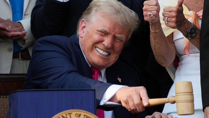 Gegara Masalah Beras, Trump Beri Ancaman buat Jepang U.S. President Donald Trump gestures as he speaks during the opening of a temporary migrant detention center informally known as Alligator Alcatraz in Ochopee, Florida, U.S., July 1, 2025. REUTERS/Evelyn Hockstein