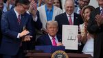 Trump Bahagia Usai Teken Undang-undang yang Tuai Kritik Pedas