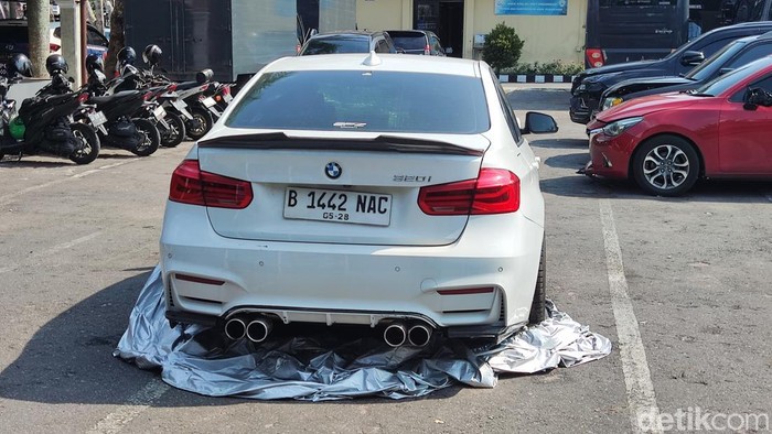 Penampakan bagian belakang mobil BMW yang dikemudikan Christiano Tarigan, penabrak mahasiswa UGM Argo hingga tewas. Foto diunggah Sabtu (5/7/2025).