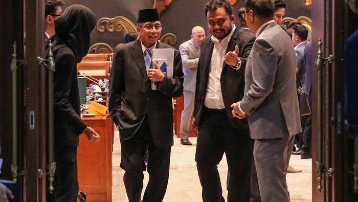 Calon Dubes RI untuk Amerika Serikat Dwisuryo Indroyono Soesilo (tengah) berjalan keluar ruangan usai mengikuti Uji Kelayakan dan Kepatutan (Fit and Proper Test) dengan Komisi I DPR RI di Kompleks Parlemen, Senayan, Jakarta, Sabtu (5/7/2025). Sebanyak 24 calon Duta Besar (Dubes) yang diusulkan  mengikuti fit and proper test atau uji kelayakan dan kepatutan untuk mengisi Kedutaan Besar Republik Indonesia (KBRI) untuk 24 Negara termasuk Amerika Serikat dan PBB. ANTARA FOTO/Asprilla Dwi Adha